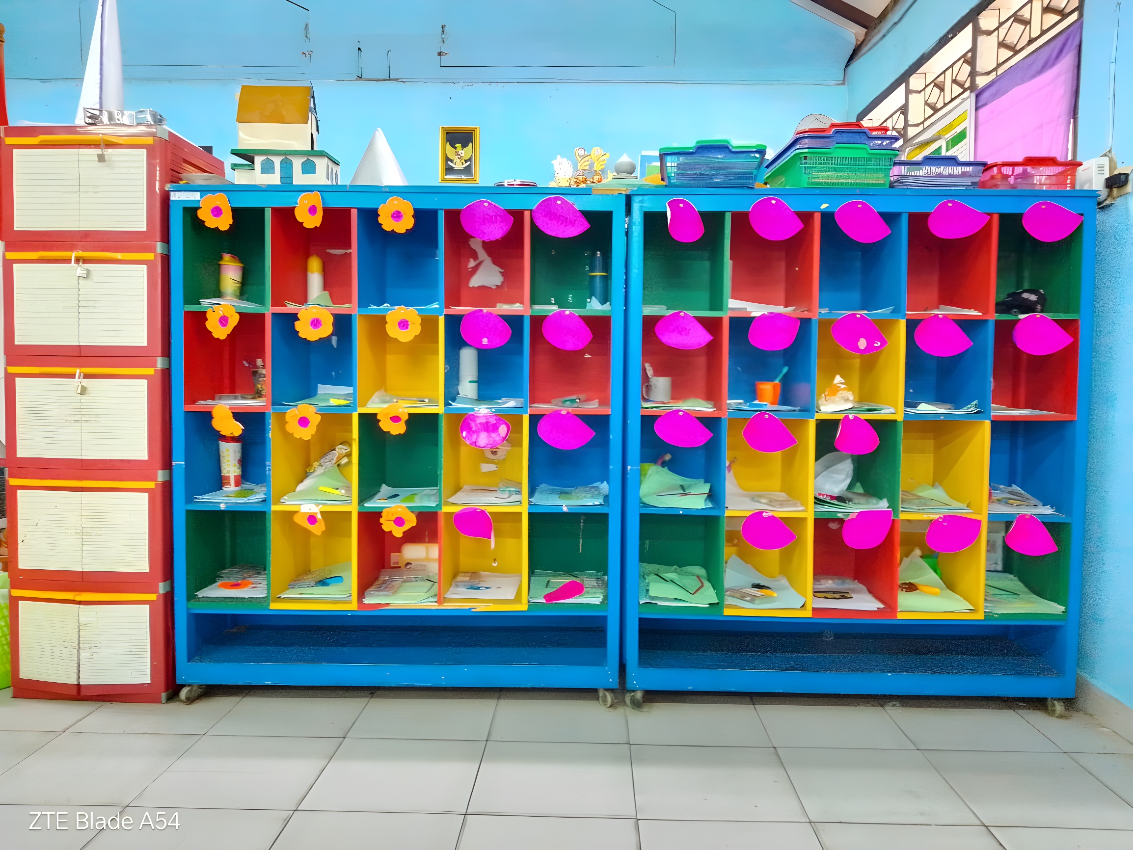 Rak Buku Warna-Warni